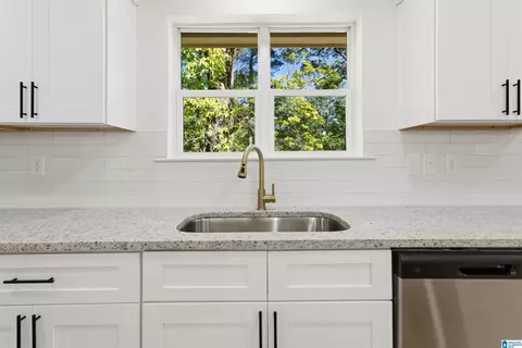 Kitchen - 620 Dee Dr, Warrior, AL 35180 photo 2 of 3