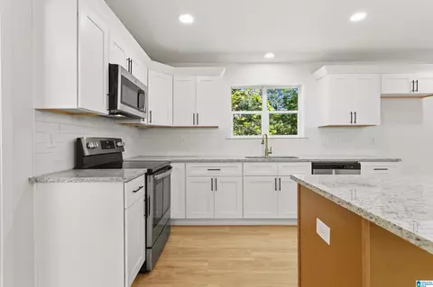 Kitchen - 620 Dee Dr, Warrior, AL 35180 photo 3 of 3