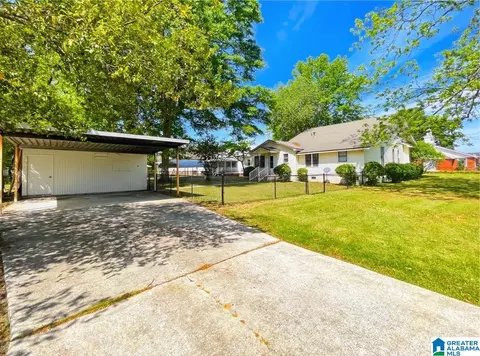 Exterior - 301 1st Ave, Clanton, AL 35045 photo 2 of 3