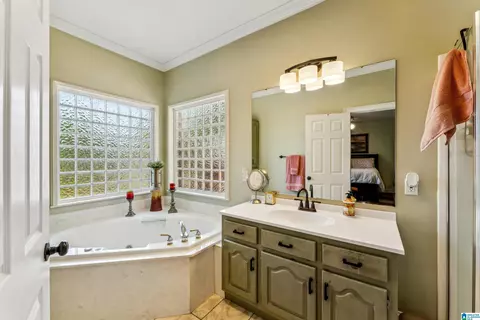 Bath - 1610 Hinkle Rd, Clanton, AL 35045 photo 2 of 4