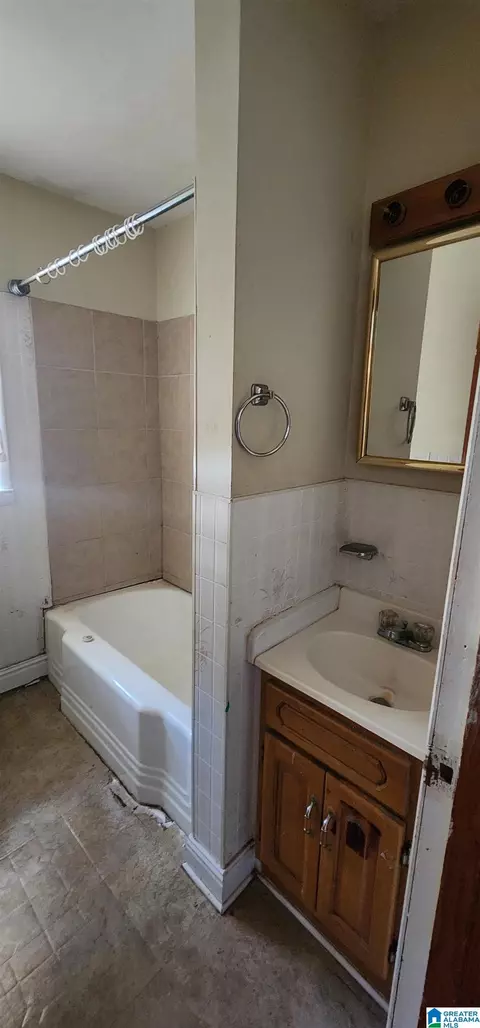 Bath - 732 1st Ave E, Oneonta, AL 35121 photo 1 of 1