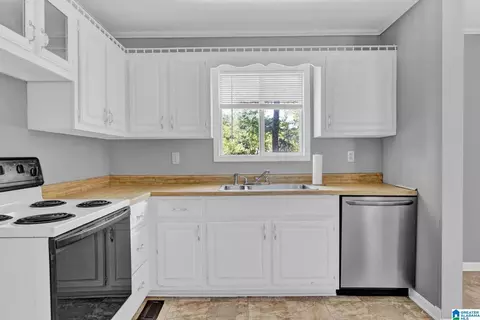 Kitchen - 899 Old Warrior Rd, Sumiton, AL 35148 photo 2 of 2