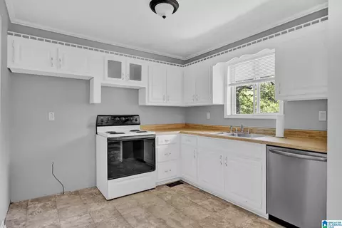 Kitchen - 899 Old Warrior Rd, Sumiton, AL 35148 photo 1 of 2