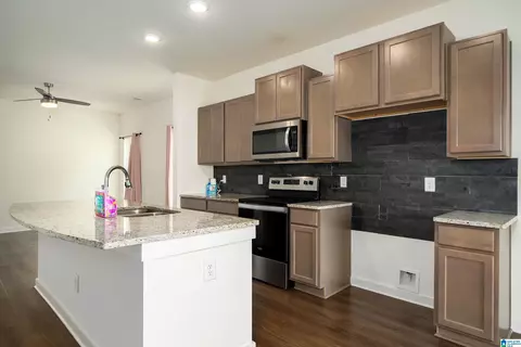 Kitchen - 9913 Hunter Pl, Warrior, AL 35180 photo 2 of 2