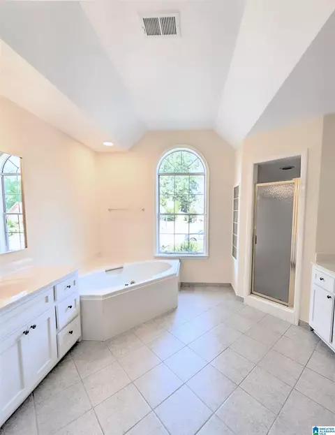 Bath - 240 Leaf Ln, Alabaster, AL 35007 photo 1 of 2