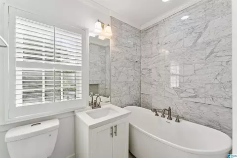 Bath - 400 3rd St, Oneonta, AL 35121 photo 3 of 5