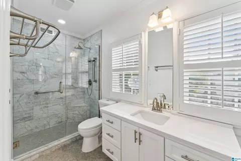 Bath - 400 3rd St, Oneonta, AL 35121 photo 1 of 5