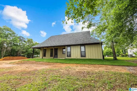 Exterior - 1604 4th Ave N, Clanton, AL 35045 photo 6 of 10
