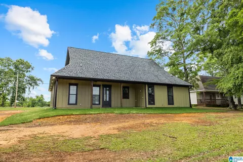 Exterior - 1604 4th Ave N, Clanton, AL 35045 photo 7 of 10