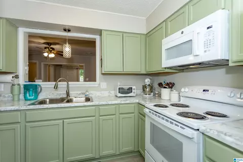 Kitchen - 1312 Applegate Dr, Alabaster, AL 35007 photo 4 of 5