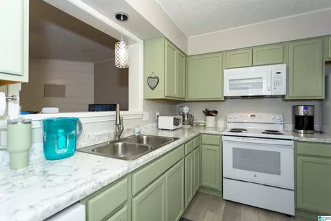 Kitchen - 1312 Applegate Dr, Alabaster, AL 35007 photo 2 of 5