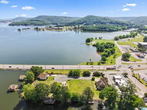 109 Riveria Dr #3, Guntersville, AL 35976
