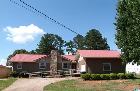 1707 Round Hill Rd, Weaver, AL 36277