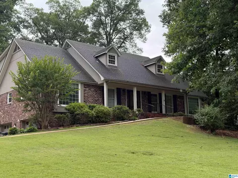 2667 Creekview Dr, Hoover, AL 35226