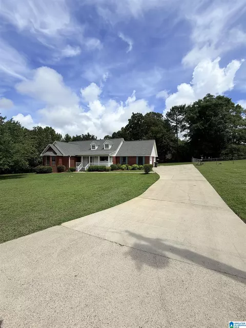 102 Crestview Dr, Clanton, AL 35045