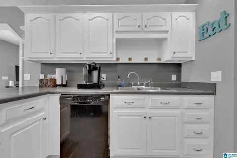 Kitchen - 95 Cedar Trl, Warrior, AL 35180 photo 4 of 4