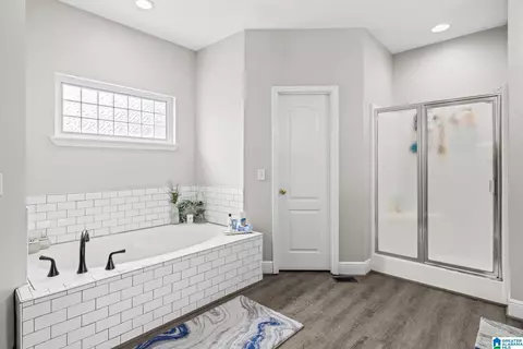 Bath - 400 Cobb Dr, Jemison, AL 35085 photo 2 of 5