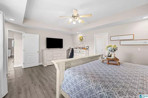Bedroom - 400 Cobb Dr, Jemison, AL 35085 photo 3 of 9