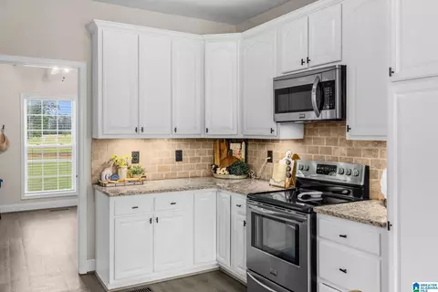 Kitchen - 400 Cobb Dr, Jemison, AL 35085 photo 4 of 6