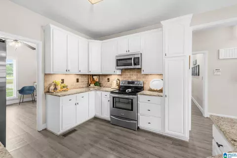 Kitchen - 400 Cobb Dr, Jemison, AL 35085 photo 3 of 6