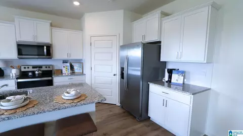 Kitchen - 720 Spruce Cir, Calera, AL 35040 photo 4 of 5