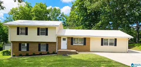 1119 Chatwood Dr, Anniston, AL 36206