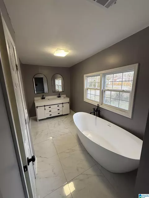 Bath - 1831 Moore Ave, Anniston, AL 36201 photo 2 of 2