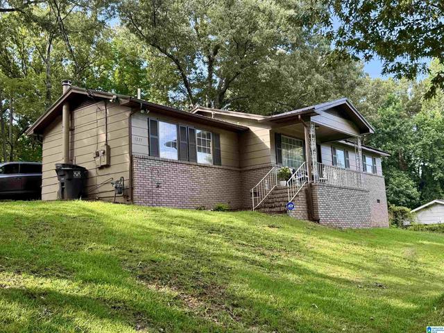1237 W Forest Dr, Gardendale, AL 35071