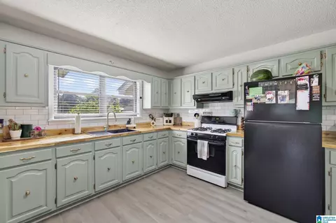 Kitchen - 403 Littlejohn Rd, Clanton, AL 35045 photo 2 of 3