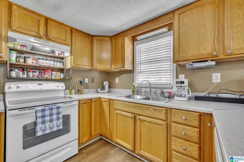 Kitchen - 325 Turtle Dove Rd, Warrior, AL 35180 photo 3 of 4