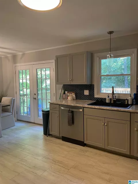 Kitchen - 161 Spring Trl, Warrior, AL 35180 photo 2 of 3