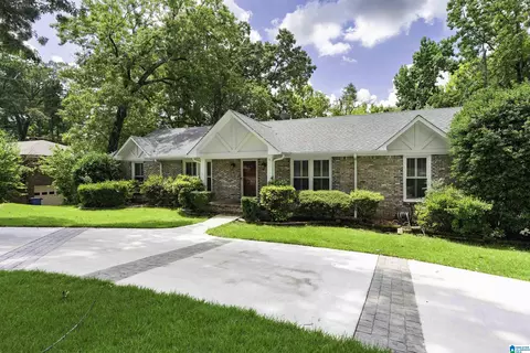 2604 Swiss Ln, Vestavia Hills, AL 35226