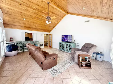 Living - 603 Maple Dr, Clanton, AL 35045 photo 3 of 4
