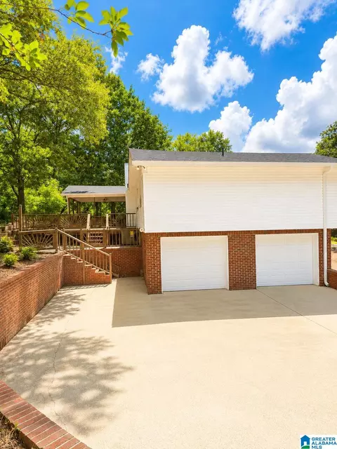 209 Oak Dr W, Trussville, AL 35173