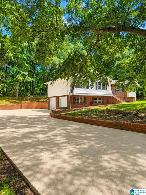 209 Oak Dr W, Trussville, AL 35173
