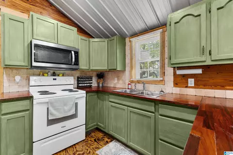 Kitchen - 24 5th Ave S, Clanton, AL 35045 photo 3 of 3