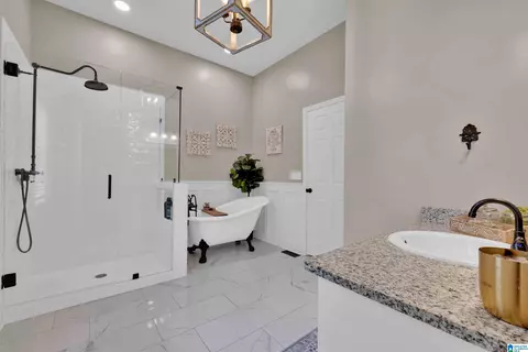 Bath - 40 Forest Ln, Warrior, AL 35180 photo 2 of 4