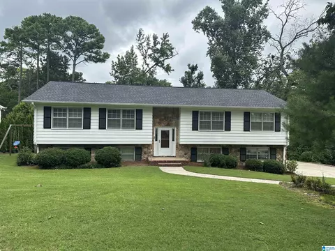 2601 Fargo Dr, Vestavia Hills, AL 35226