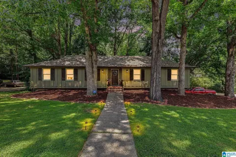 3304 Pembrooke Ln, Hoover, AL 35226
