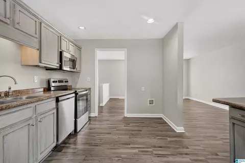 Entry Way - 386 Miranda Rd, Warrior, AL 35180 photo 4 of 5