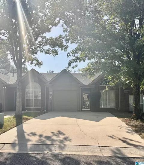 574 Cahaba Manor Dr, Pelham, AL 35124