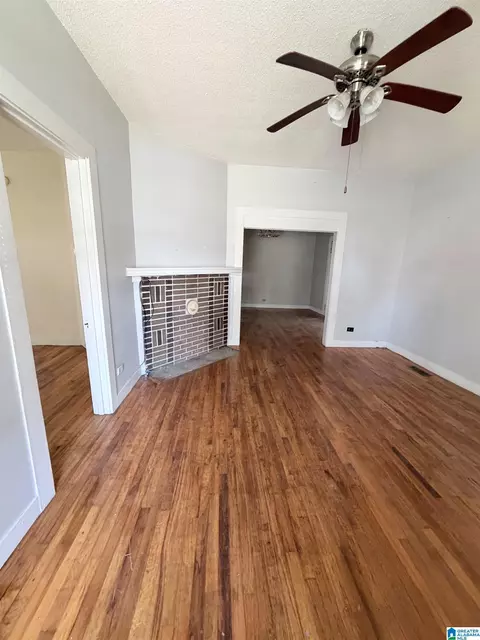Living - 201 1st Ave, Clanton, AL 35045 photo 3 of 3