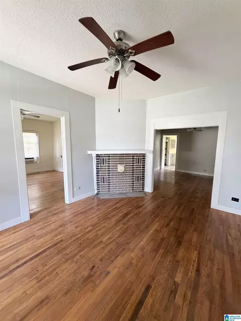 Living - 201 1st Ave, Clanton, AL 35045 photo 2 of 3