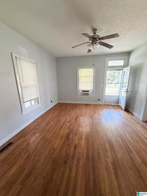 Living - 201 1st Ave, Clanton, AL 35045 photo 1 of 3