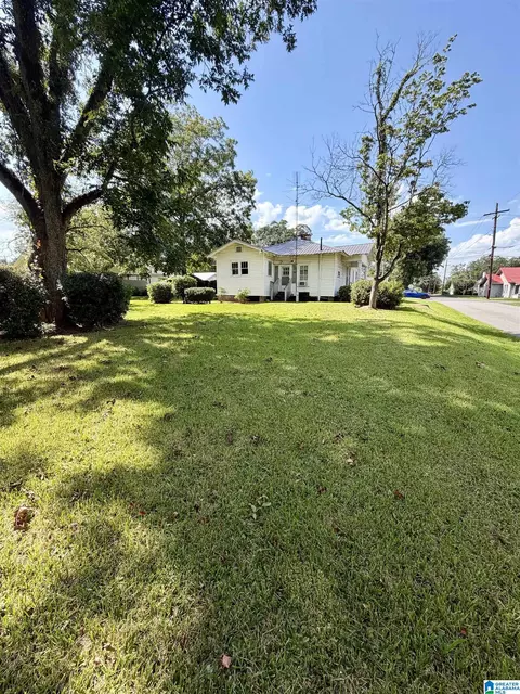 Exterior - 201 1st Ave, Clanton, AL 35045 photo 1 of 6