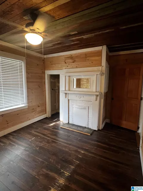 Bedroom - 301 2nd Ave N, Clanton, AL 35045 photo 2 of 2