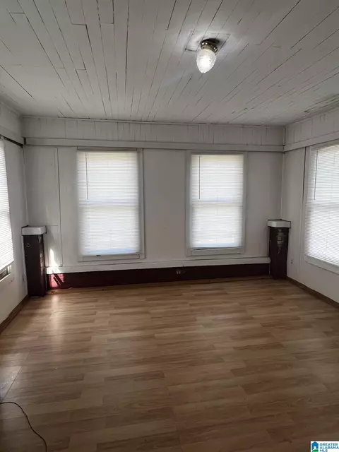 Living - 301 2nd Ave N, Clanton, AL 35045 photo 3 of 3