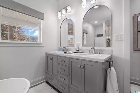 Bath - 637 Riverside Dr, Gadsden, AL 35903 photo 3 of 7