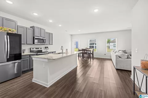 Kitchen - 9944 Hunter Pl, Warrior, AL 35180 photo 1 of 2
