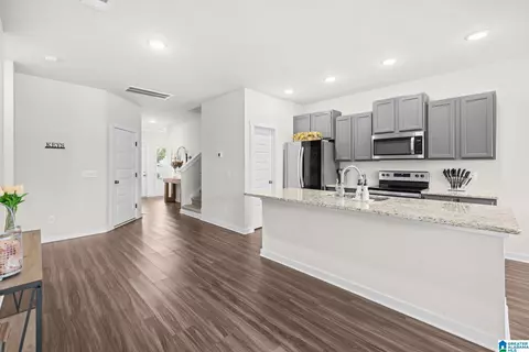 Entry Way - 9944 Hunter Pl, Warrior, AL 35180 photo 6 of 13